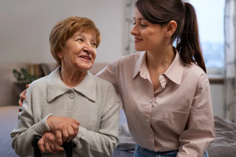 Cuidadora emocional en el adulto mayor: importancia y consejos prácticos